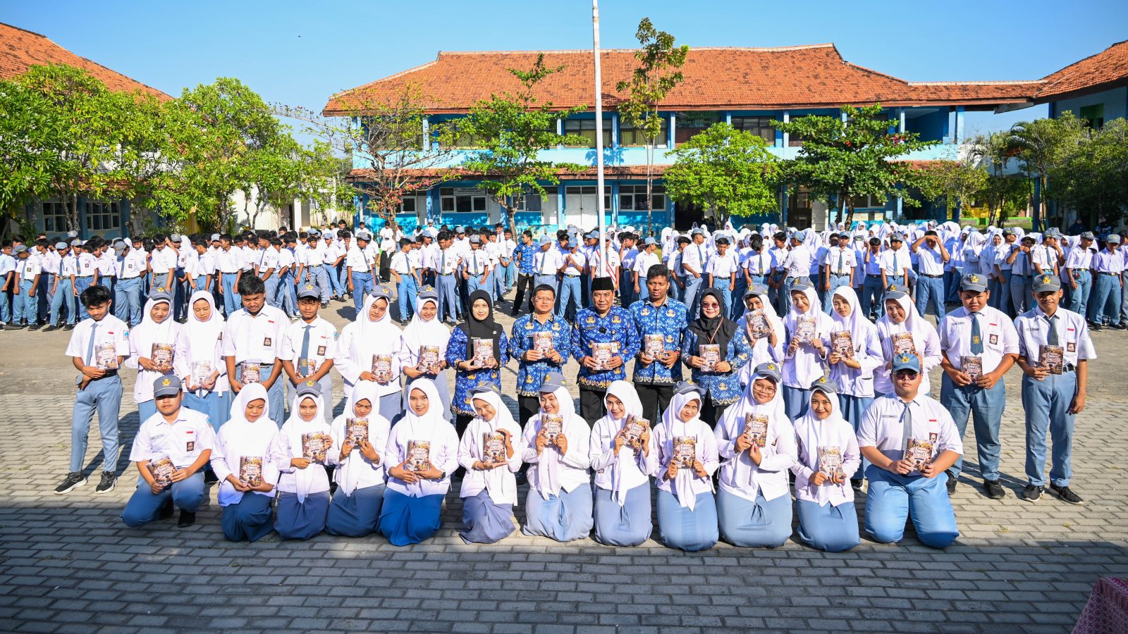 Launching Buku Siswa SMKN 1 Sampang: A Thousand Roads, One Story